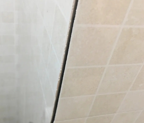 白塔瓷砖空鼓维修公司分享阳台瓷砖脱落的修复过程可以分为以下几个步骤