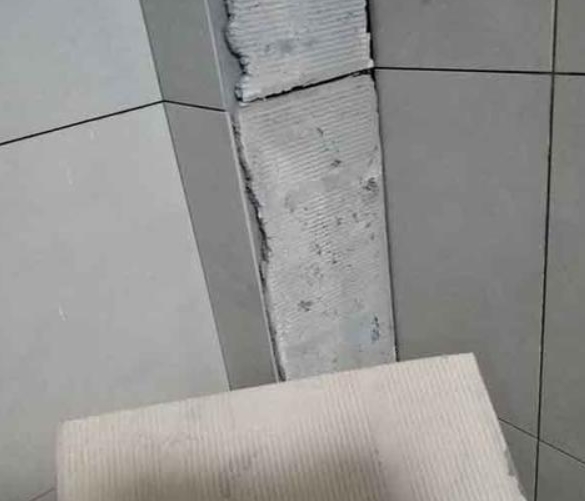 白塔瓷砖空鼓维修公司分享下厨房瓷砖脱落的补救措施。